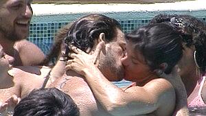 Rodrigo e Talula se beijam na piscina do BBB 11
