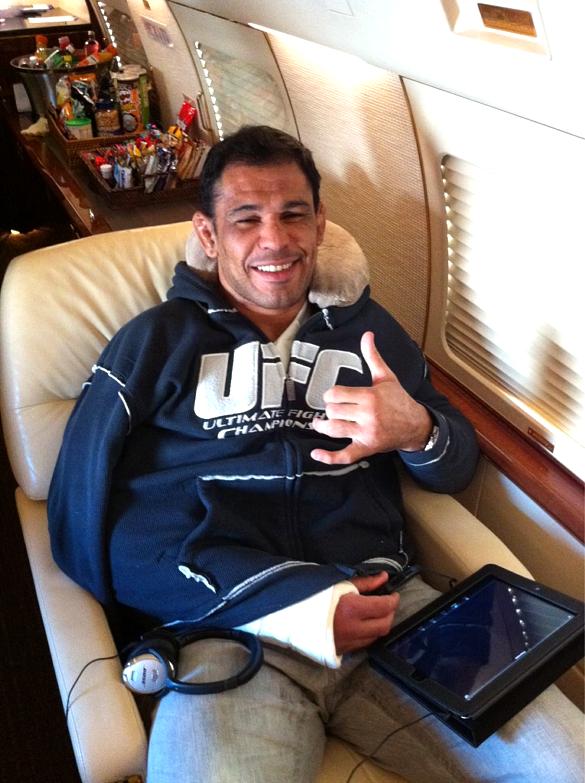 Rodrigo Minotauro, após derrota no UFC 140, em voo no avião de Dana White