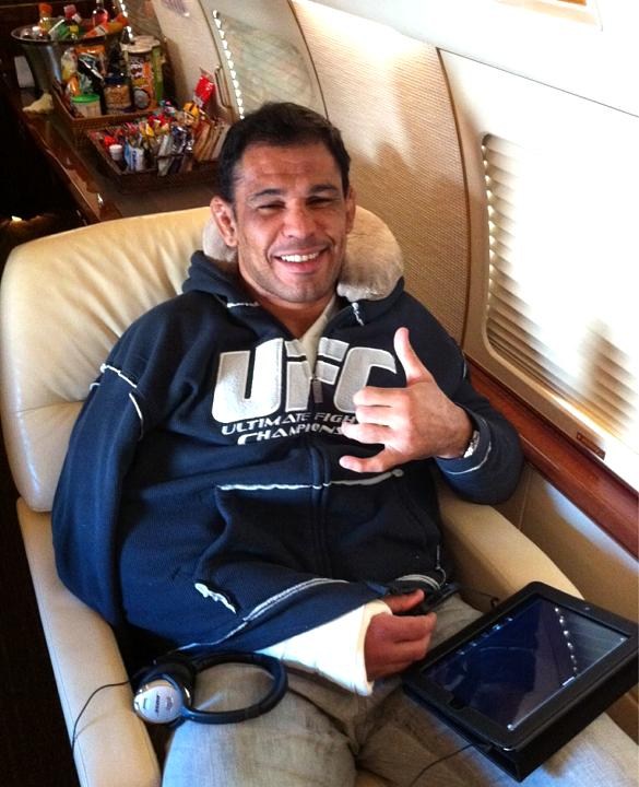 Rodrigo Minotauro, após derrota no UFC 140, em voo no avião de Dana White