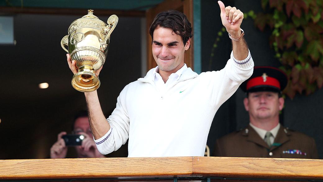 Roger Federer com seu sétimo troféu em Wimbledon