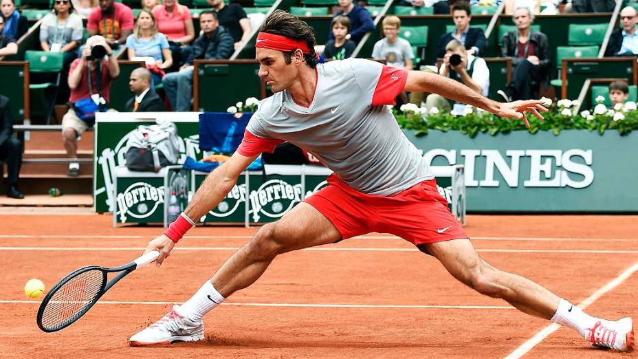 Roger Federer rebate a bola durante partida de Roland Garros contra o russo Dmitry Tursunov, nesta sexta-feira (30)