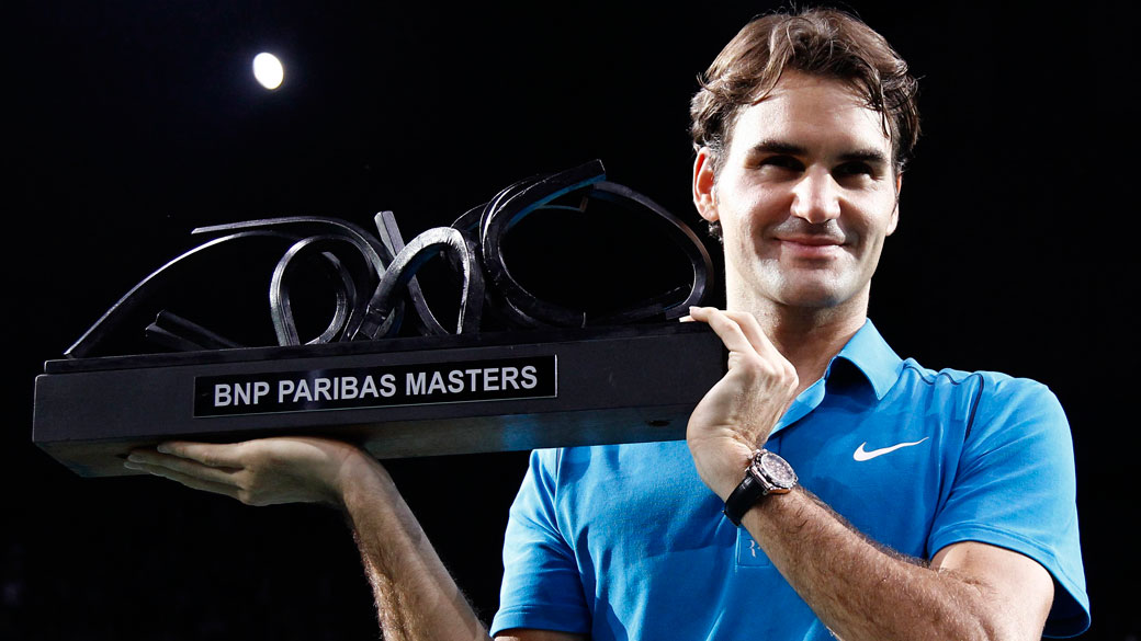 O tenista suíço Roger Federer comemora a conquista inédita no Masters de Paris, na França