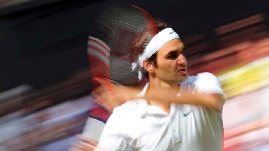 Em Londres, o tenista suíço Roger Federer durante partida contra o francês Jo-Wilfried Tsonga, nas quartas de final do Torneio de Wimbledon