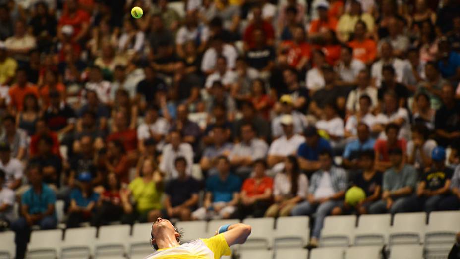 Thomaz Bellucci vence Roger Federer, no ginásio do Ibirapuera, em São Paulo