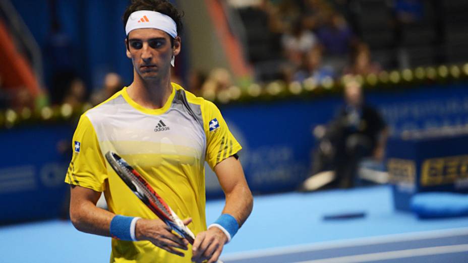 Thomaz Bellucci vence Roger Federer, no ginásio do Ibirapuera, em São Paulo