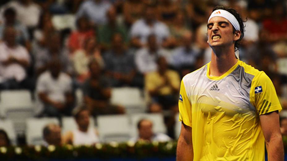 Thomaz Bellucci vence Roger Federer, no ginásio do Ibirapuera, em São Paulo