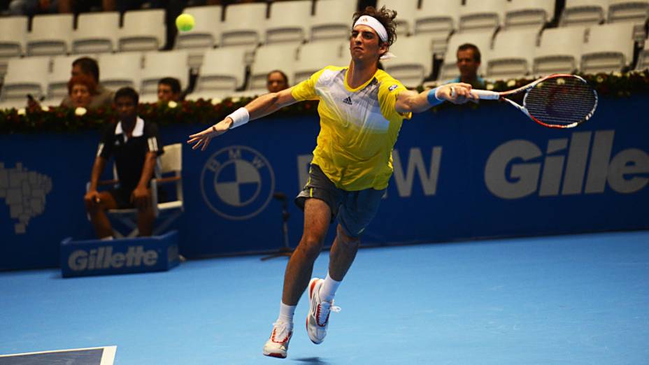 Thomaz Bellucci vence Roger Federer, no ginásio do Ibirapuera, em São Paulo