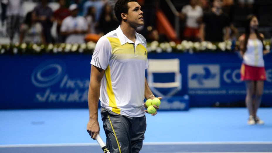 Jo-Wilfried Tsonga distribui bolinhas ao público presente no ginásio do Ibirapuera, em São Paulo