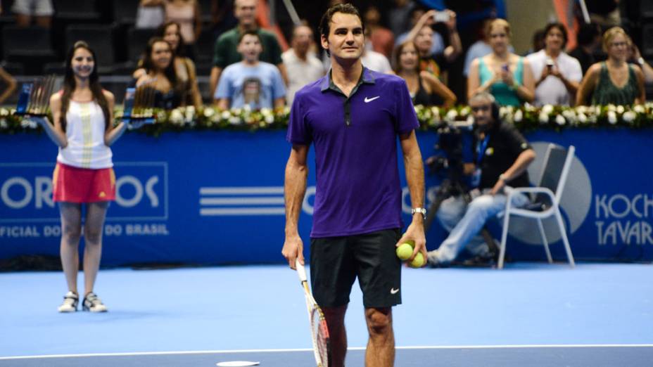 Roger Federer distribui bolinhas ao público presente no ginásio do Ibirapuera, em São Paulo