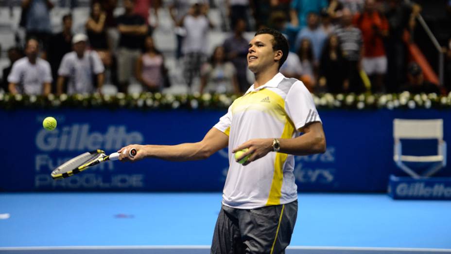 Jo-Wilfried Tsonga distribui bolinhas ao público presente no ginásio do Ibirapuera, em São Paulo