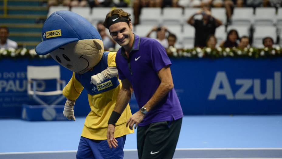 Roger Federer dança com mascote durante  a partida contra Jo-Wilfried Tsonga