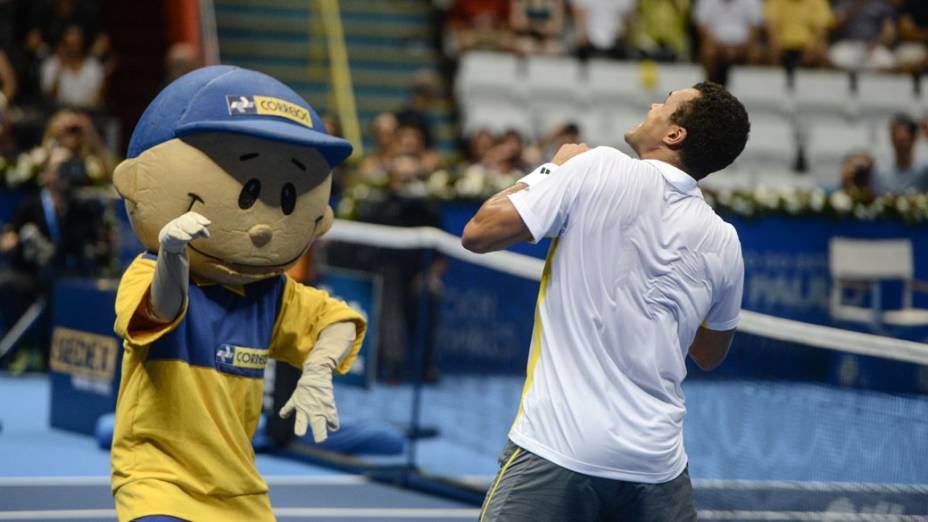 Jo-Wilfried Tsonga dança com mascote durante  a partida contra Roger Federer