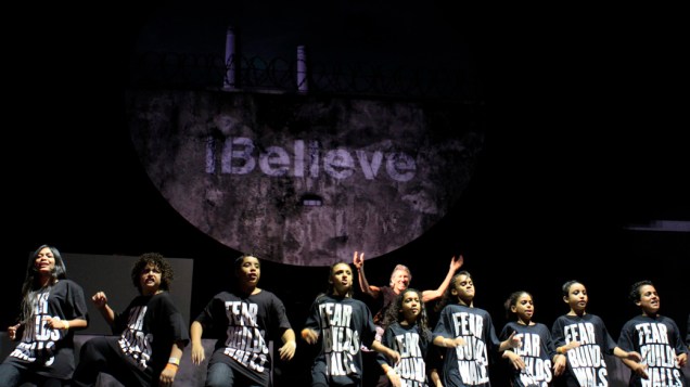 Crianças se apresentam com Roger Waters durante show da turnê The Wall em São Paulo, em 02/04/2012