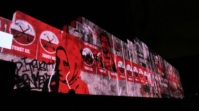 O muro no palco de Roger Waters durante show da turnê The Wall em São Paulo, em 02/04/2012
