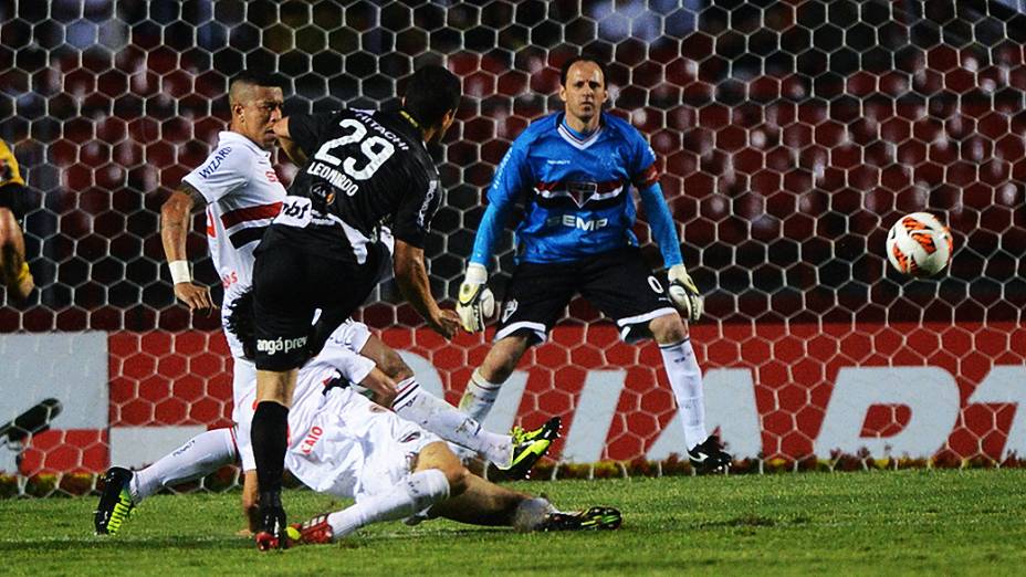 Na partida contra a Ponte Preta, válida pela semifinal da Copa Sul-Americana, Rogério Ceni atingiu a impressionante marca de 1116 jogos com a camisa do São Paulo, igualando recorde de Pelé pelo Santos