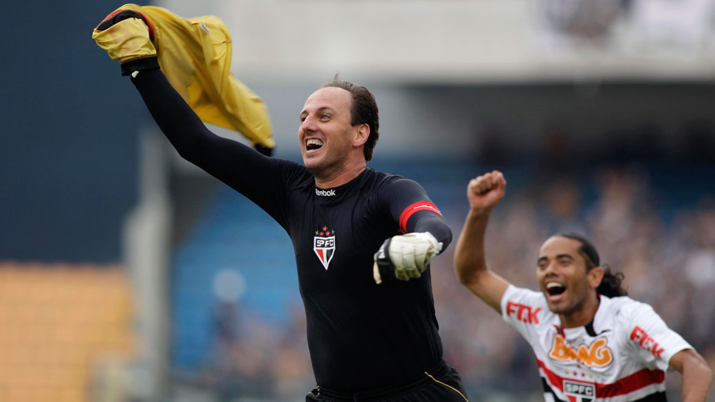 Rogério Ceni, goleiro do São Paulo, comemora seu centésimo gol na carreira durante partida contra o Corinthians, em Barueri