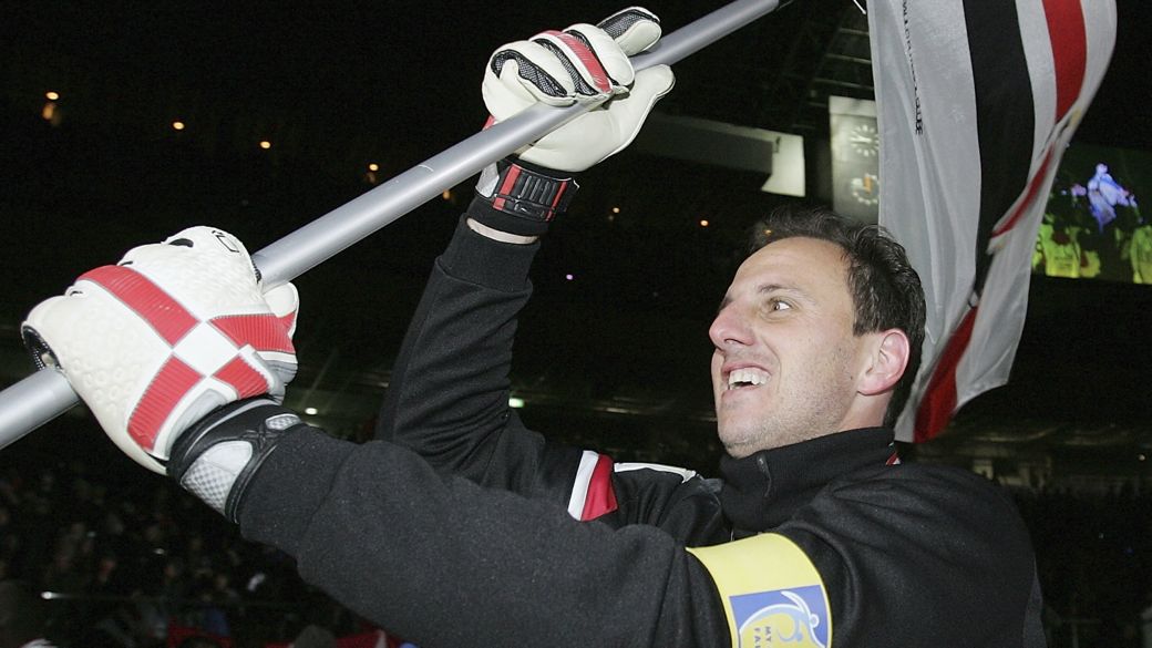 O goleiro Rogério Ceni, do São Paulo, comemora o título mundial do clube em 2005