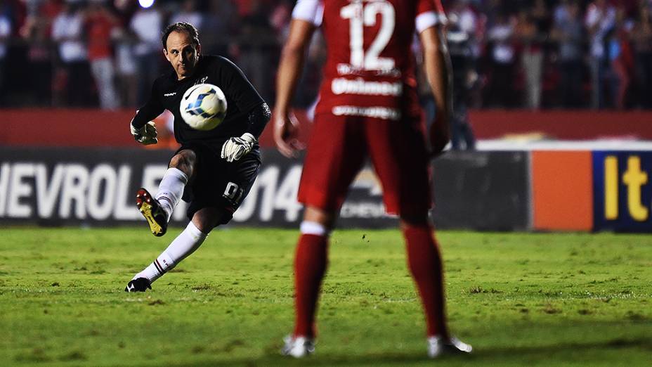 O goleiro Rogério Ceni do São Paulo durante partida contra o Internacional (RS), no estádio do Morumbi, em São Paulo, em jogo antecipado da 35ª rodada do Brasileirão 2014