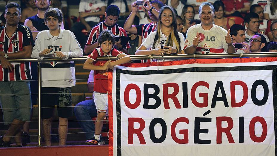 Torcida homenageia o goleiro de 40 anos, que igualou recorde de Pelé pelo Santos, em número de atuações pelo mesmo clube, 1116 jogos em 23 anos de São Paulo