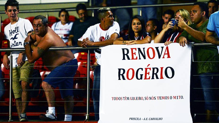 Torcida pede a renovação do contrato para o goleiro de 40 anos, que igualou recorde de Pelé de número de atuações pelo mesmo clube, 1116 jogos