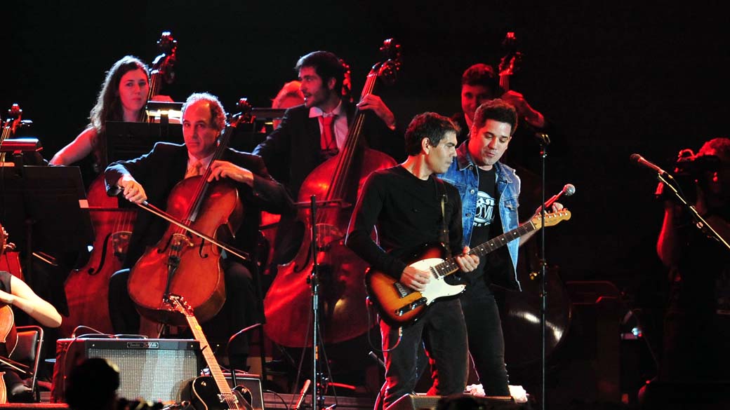 Dado Villa-Lobos e Rogério Flausino durante o Concerto Sinfônico Legião Urbana e Orquestra Sinfônica Brasileira no palco Mundo, no quarto dia do Rock in Rio, em 29/09/2011
