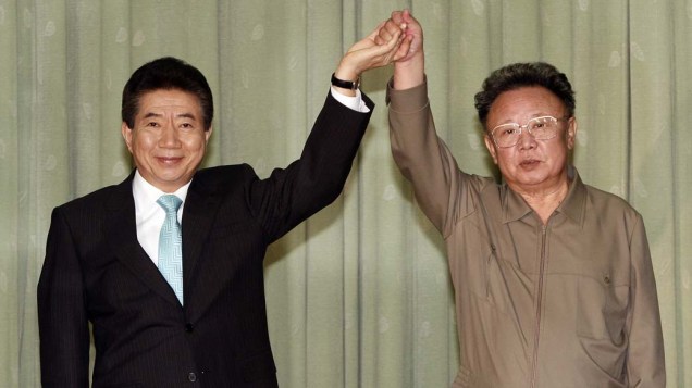 Presidente sul-coreano Roh Moo-Hyun e o ditador norte-coreano Kim Jong-Il depois de assinar a declaração de paz em Pyongyang, Coreia do Norte, outubro de 2007
