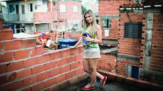 A jovem Yasmim Oliveira, 15 anos que tem mais de 80 mil seguidores no Facebook