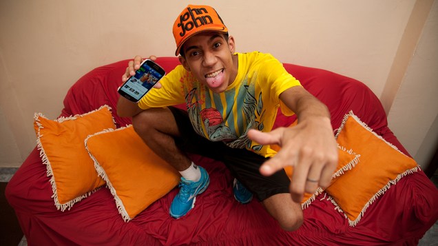 Retrato do "famosinho" Evandro Farias de Almeida, 20, na sala de sua casa em São Miguel Paulista. Evandro reúne fãs de sua página no facebook em "rolezinhos" nos shopping center da zona leste de São Paulo