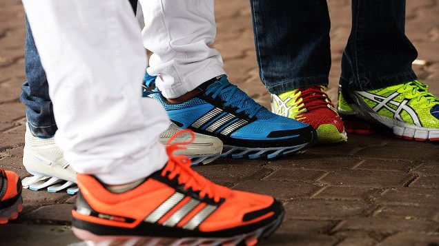 Tênis coloridos da marca Adidas faz parte do uniforme