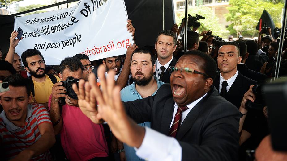 Manifestantes protestam em frente ao shopping JK, em São Paulo a favor do rolezinho