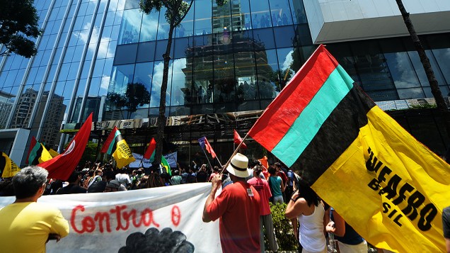 Manifestantes protestam em frente ao shopping JK, em São Paulo a favor do rolezinho
