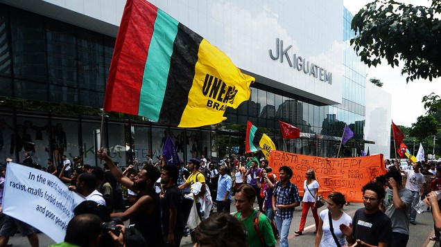 Manifestantes protestam em frente ao shopping JK, em São Paulo