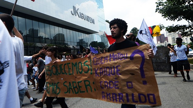 Manifestantes protestam em frente ao shopping JK, em São Paulo a favor do rolezinho