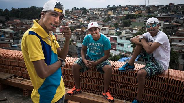 Fotos dos jovens Vinicius Andrade, 17 (camiseta amarela), Deivid Santana, 18 (camiseta azul) e Fernando de Souza (boné branco) 