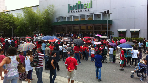 MTST protesta em frente ao Shopping Jardim Sul