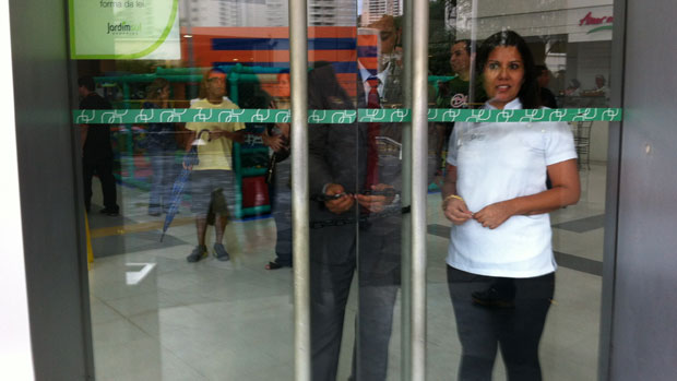 Seguranças fecham as portas do shopping Jardim Sul para evitar "rolezinho"