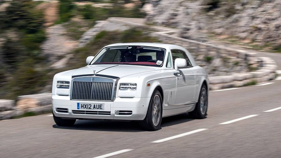 Phantom Coupé: é o único da família Phantom que chega aos 250 km/hora. Faz de 0 a 100 km/hora em 5,8 segundos, pesa 2.630 kg e mede 5,61 metros