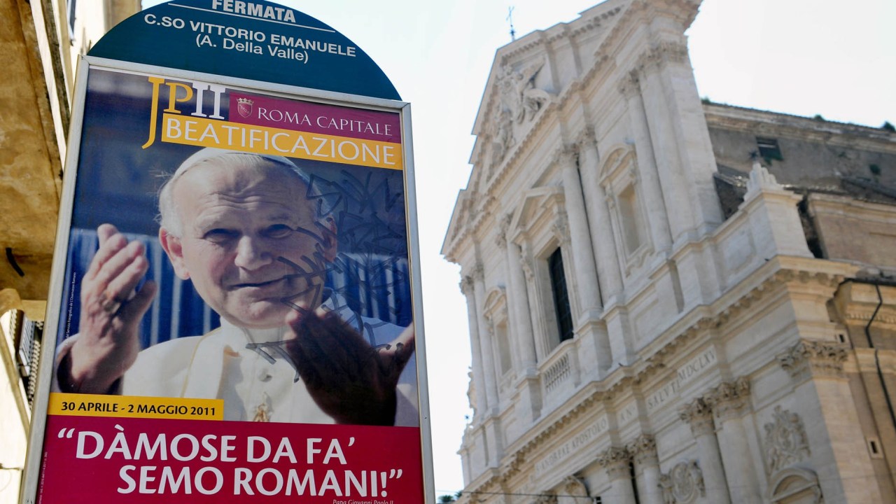 Placa com imagem de João Paulo II em uma parada de ônibus de Roma