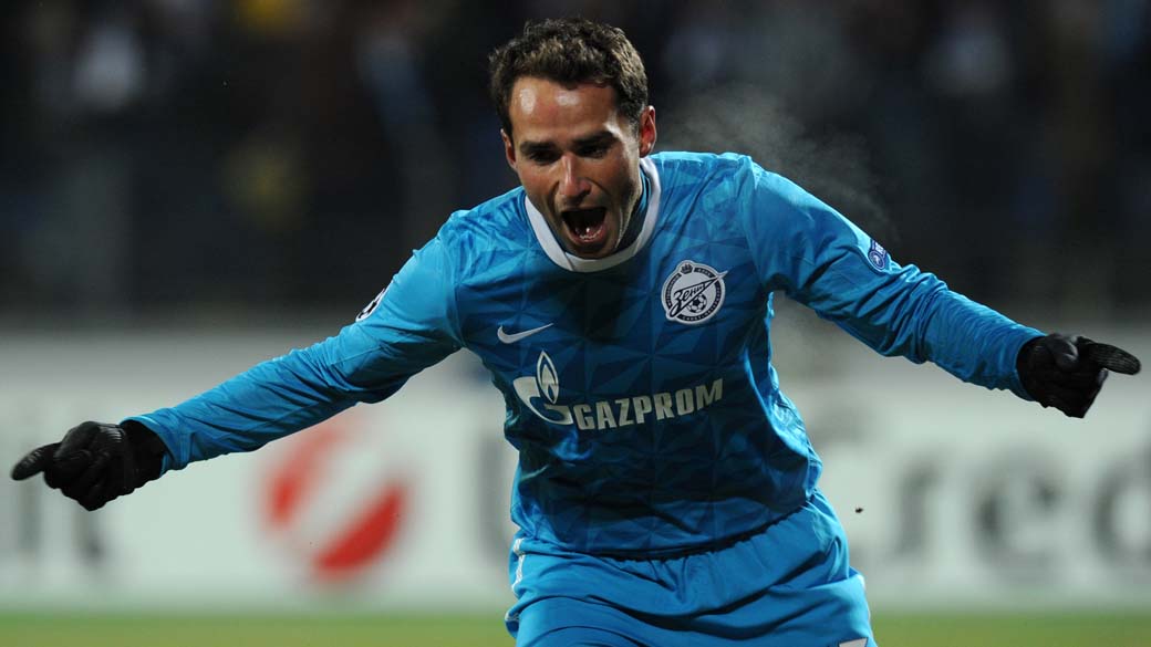 Roman Shirokov do Zenit comemora um dos dois gols que marcou contra o Benfica