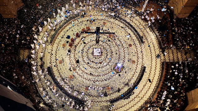 Chuva de papel picado na Basílica de Aparecida durante missa acompanhada por milhares de fiéis