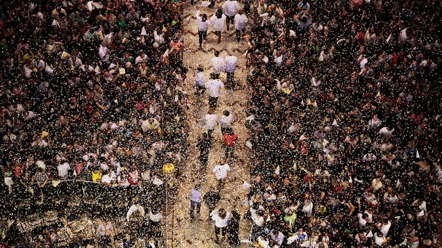 Chuva de papel picado na Basílica de Aparecida durante missa acompanhada por milhares de fiéis