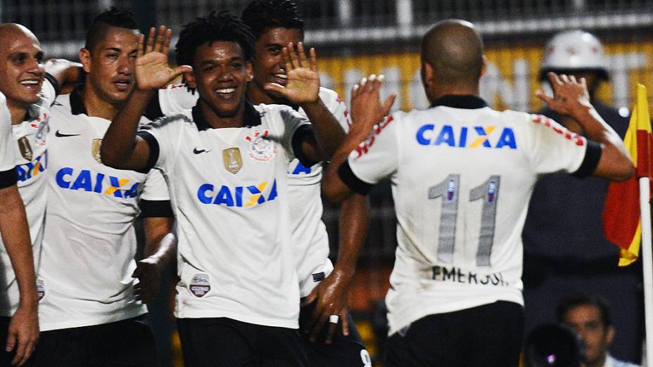 Romarinho comemora gol do Corinthians contra o San Jose da Bolívia