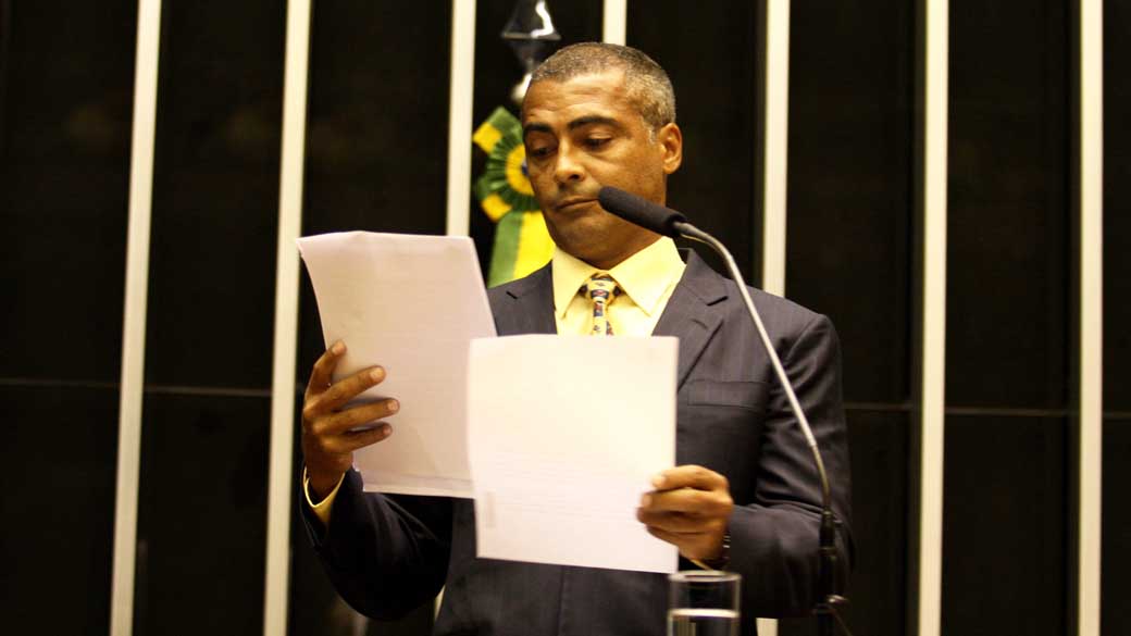 O deputado federal e Romário (PSB-RJ) durante 1º discurso na tribuna da Câmara dos Deputados, em Brasília - 10/02/2011