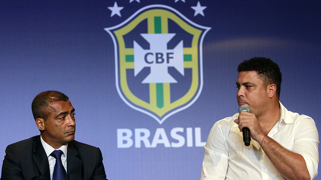 O deputado federal Romário e o membro do conselho de administração do Comitê Organizador da Copa, Ronaldo, anunciam que a CBF distribuirá ingressos para deficientes no Mundial de 2014