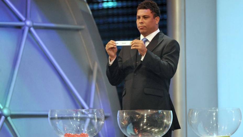 Ronaldo participa do sorteio dos grupos das Eliminatórias da Copa, no Rio
