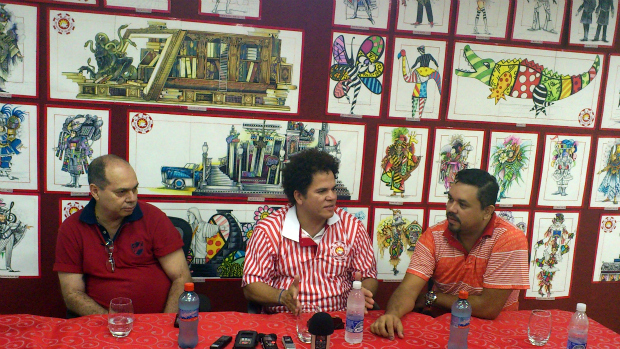 Romero Britto concede entrevista no barracão da renascer de Jacarepaguá, ao lado do presidente da escola e do carnavalesco