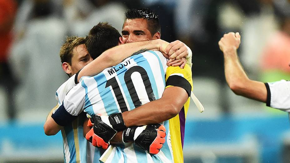 O goleiro argentino Sergio Romero comemora com Messi a vitória na decisão por pênaltis contra a Holanda