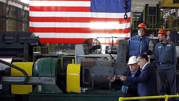 Romney durante visita a fábrica em Ohio