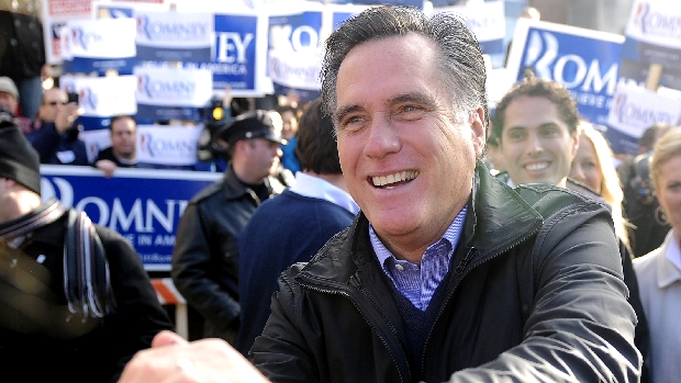 O republicano Mitt Romney cumprimenta eleitor em New Hampshire