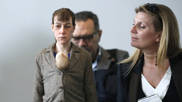 Visitante observa escultura do artista australiano Ron Mueck, em Paris